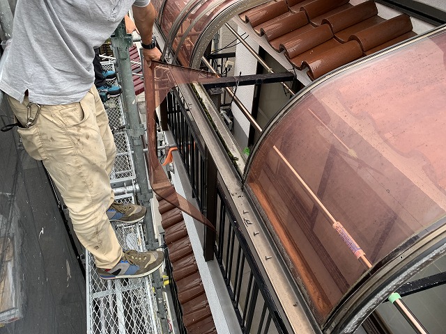 割れたポリカパネルを取り外し