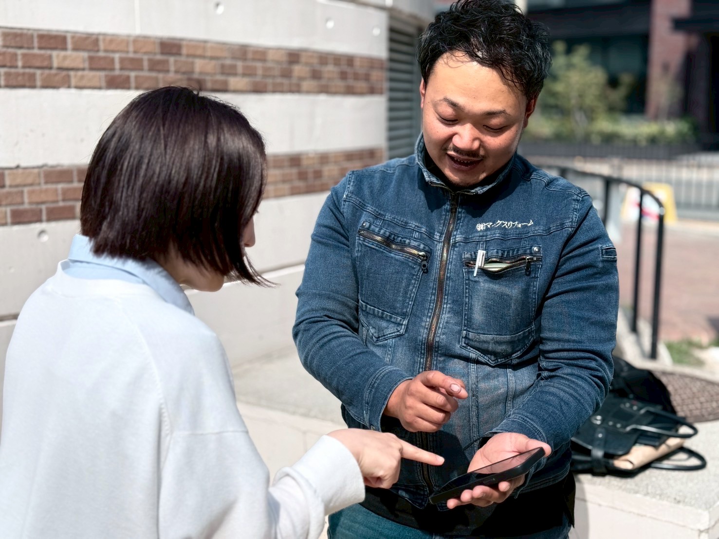 無料お住まい点検中のスタッフ