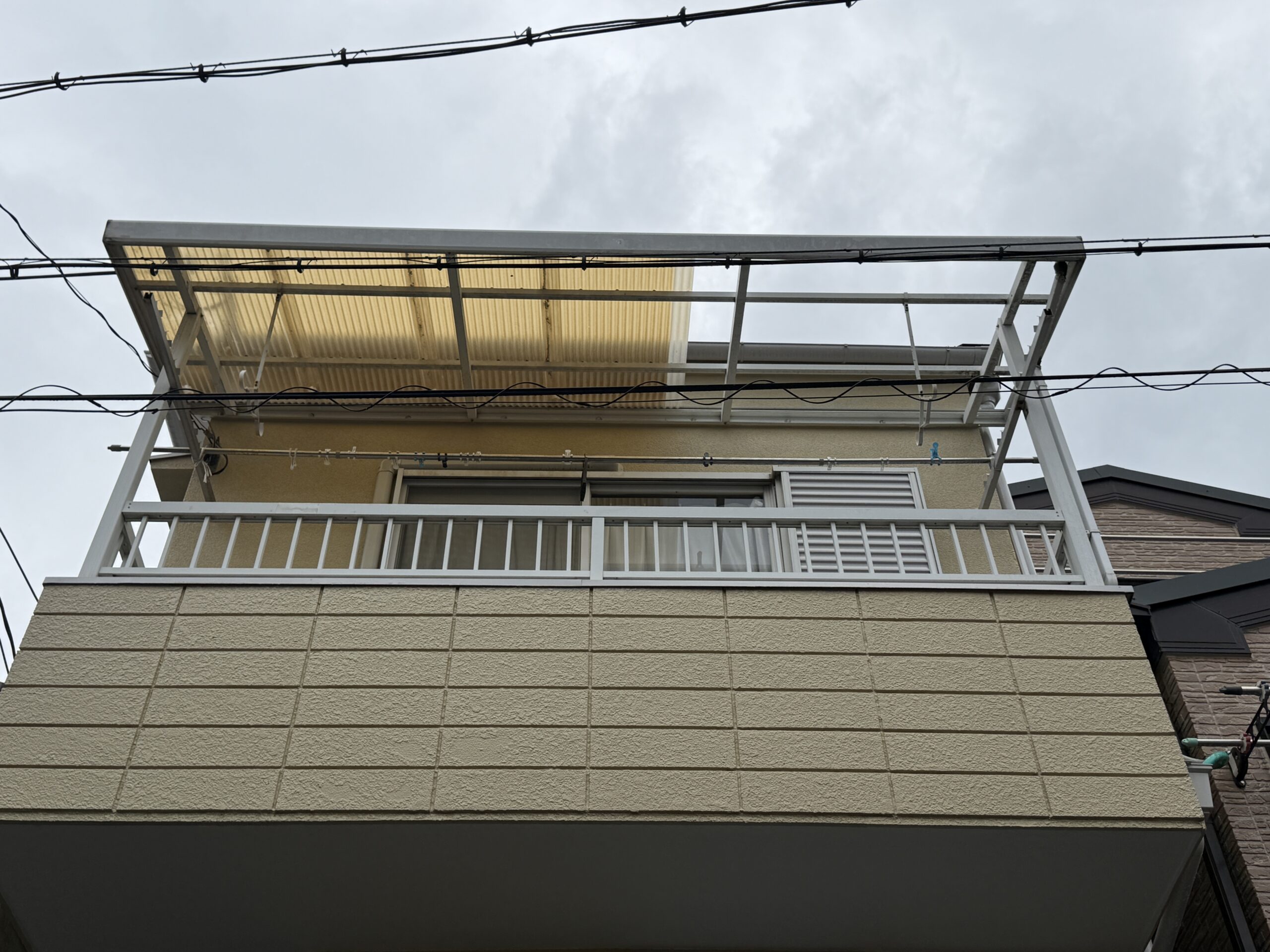 部分的に飛散したベランダ屋根