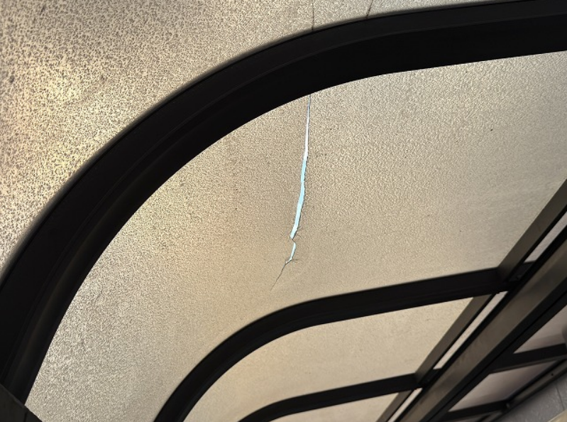 ひび割れたベランダ屋根パネル