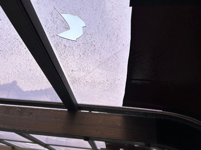 既存カーポートのパネルにひび割れや水滴の跡