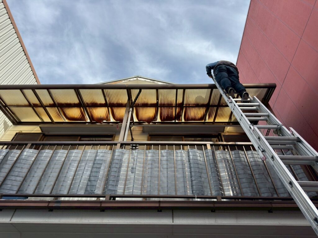 黄ばんだ波板屋根の無料点検